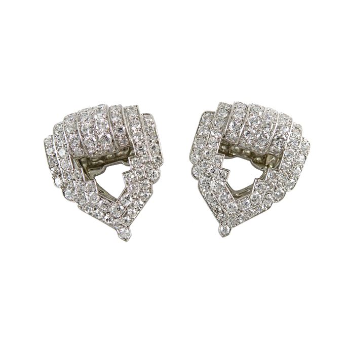 Pair of Art Deco diamond geometric cluster arrowhead clip brooches by Cartier, of openwork chevron design, | MasterArt